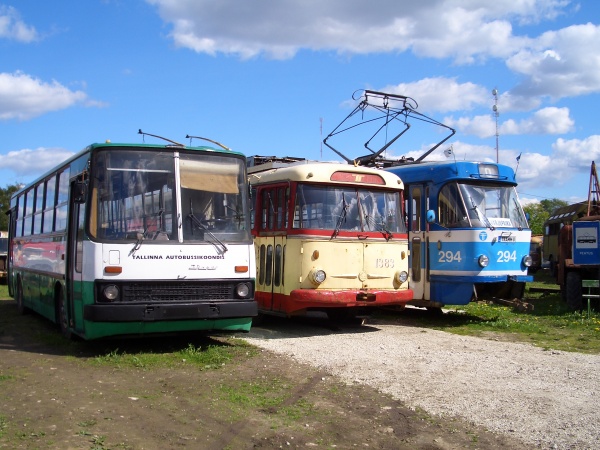 Vasakult: Ikarus-260, koda 9TRH, Tatra T4SU