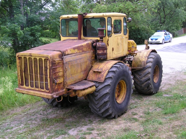 Traktor K-700.