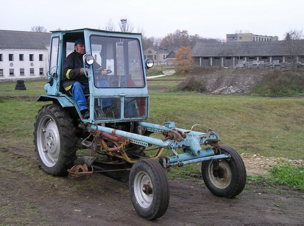 Traktor T-16M
