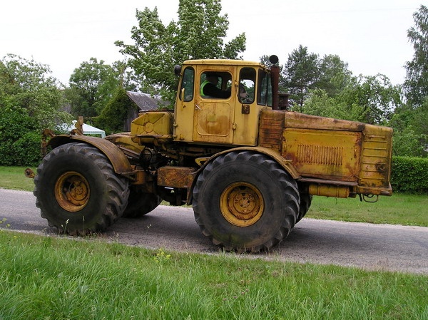 Traktor K-700 Kirovets